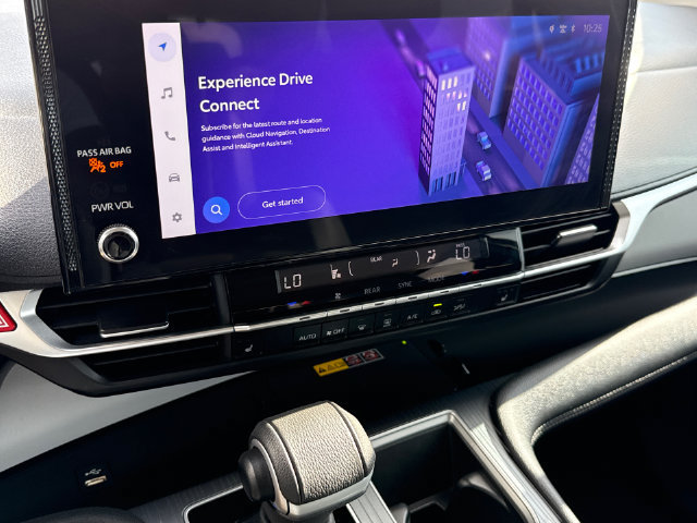 Used 2025 Toyota Sienna XLE FWD image 25