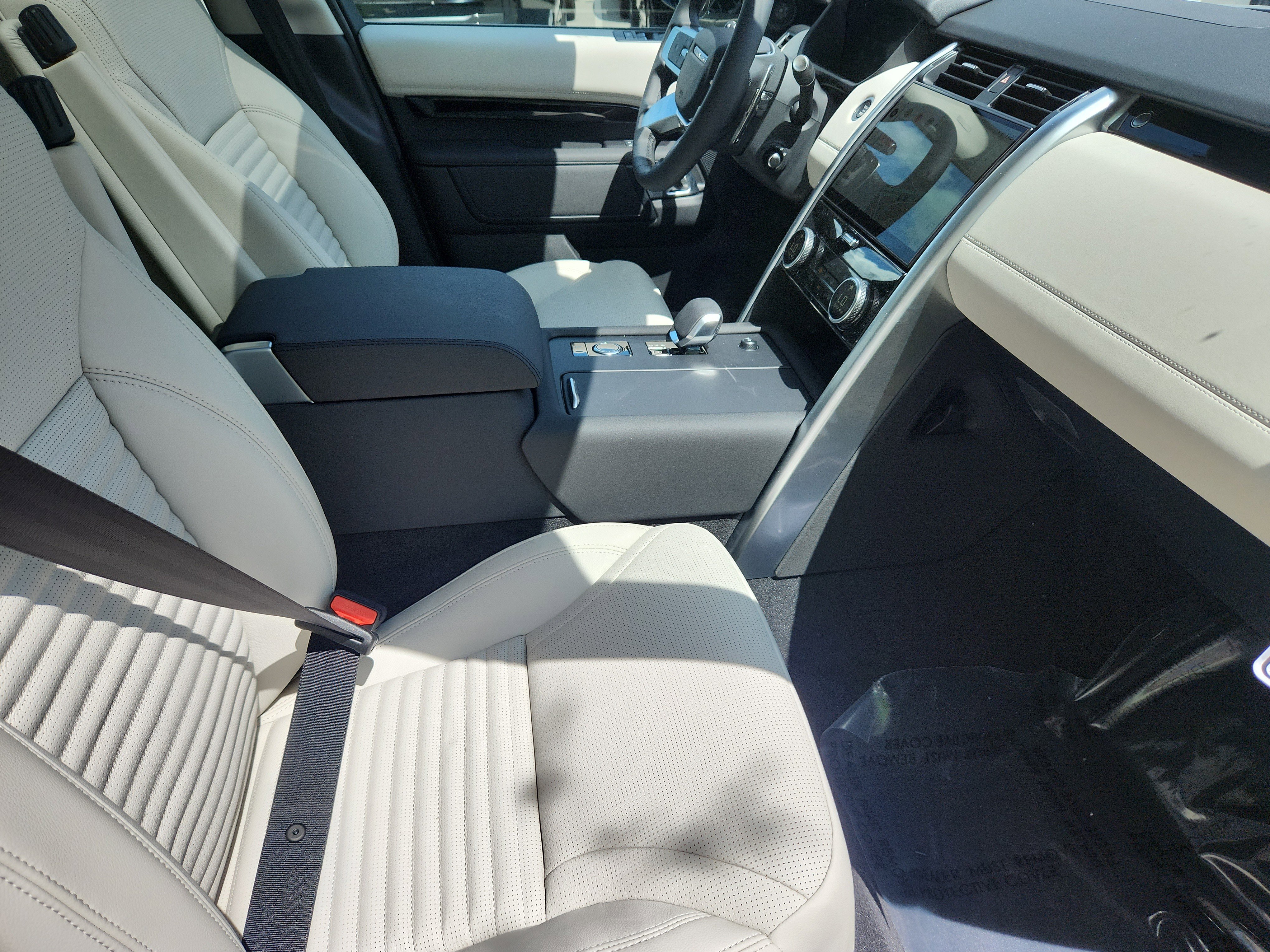 New 2025 Land Rover Discovery S image 3