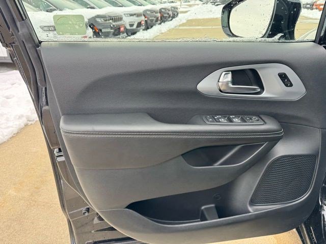 New 2026 Chrysler Pacifica Limited image 8