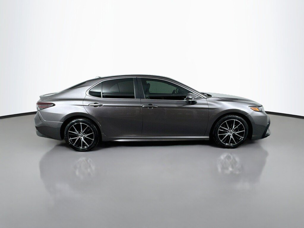 Used 2022 Toyota Camry SE FWD image 6
