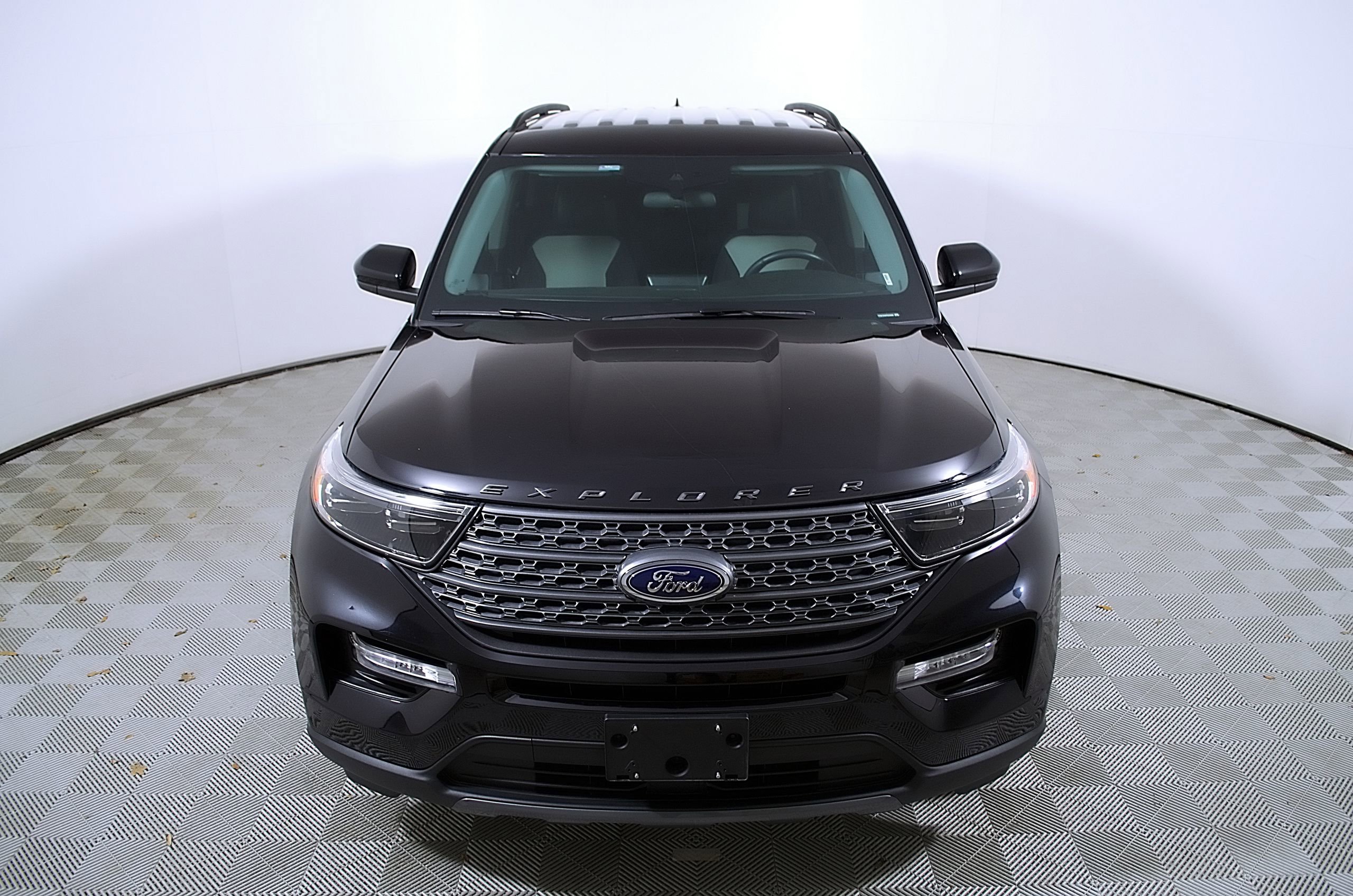 Used 2023 Ford Explorer XLT w/ Equipment Group 202A image 4