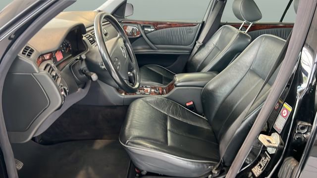 Used 2000 Mercedes-Benz E 320 Sedan image 11