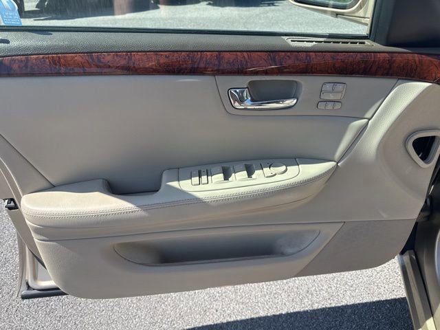 Used 2006 Cadillac DTS w/ Trunk Convenience Package FWD image 13