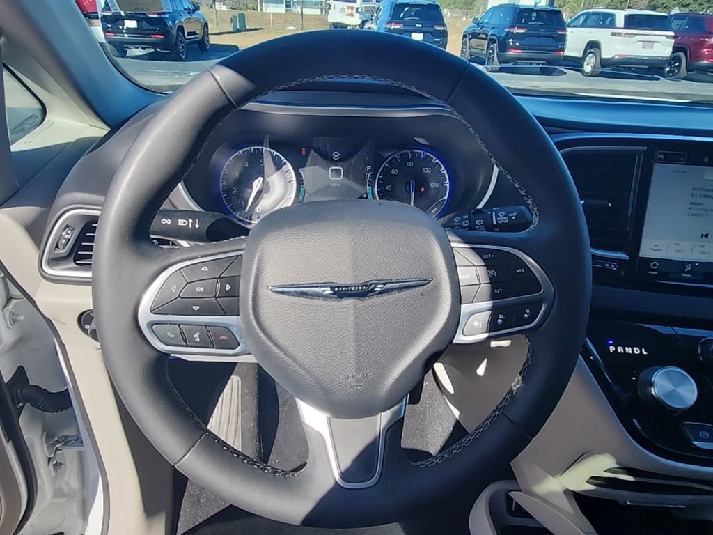 Used 2024 Chrysler Pacifica Touring-L image 13