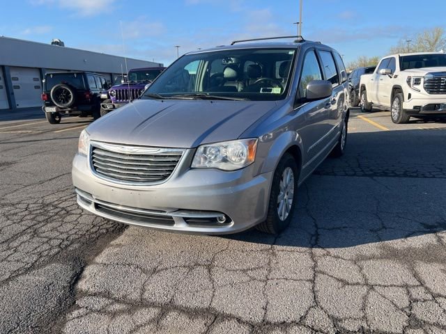 Used 2016 Chrysler Town & Country Touring FWD image 1