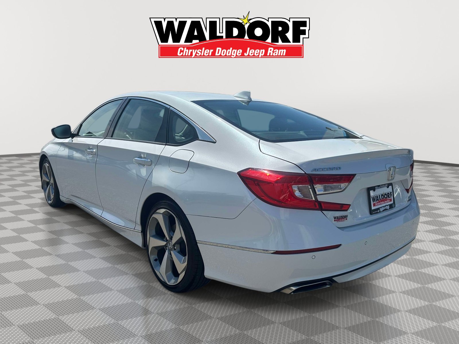 Used 2018 Honda Accord Touring image 4
