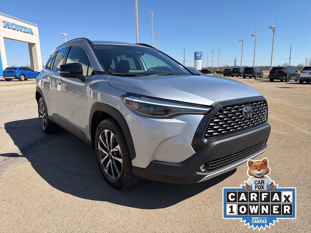 Used 2025 Toyota Corolla Cross XLE image 3