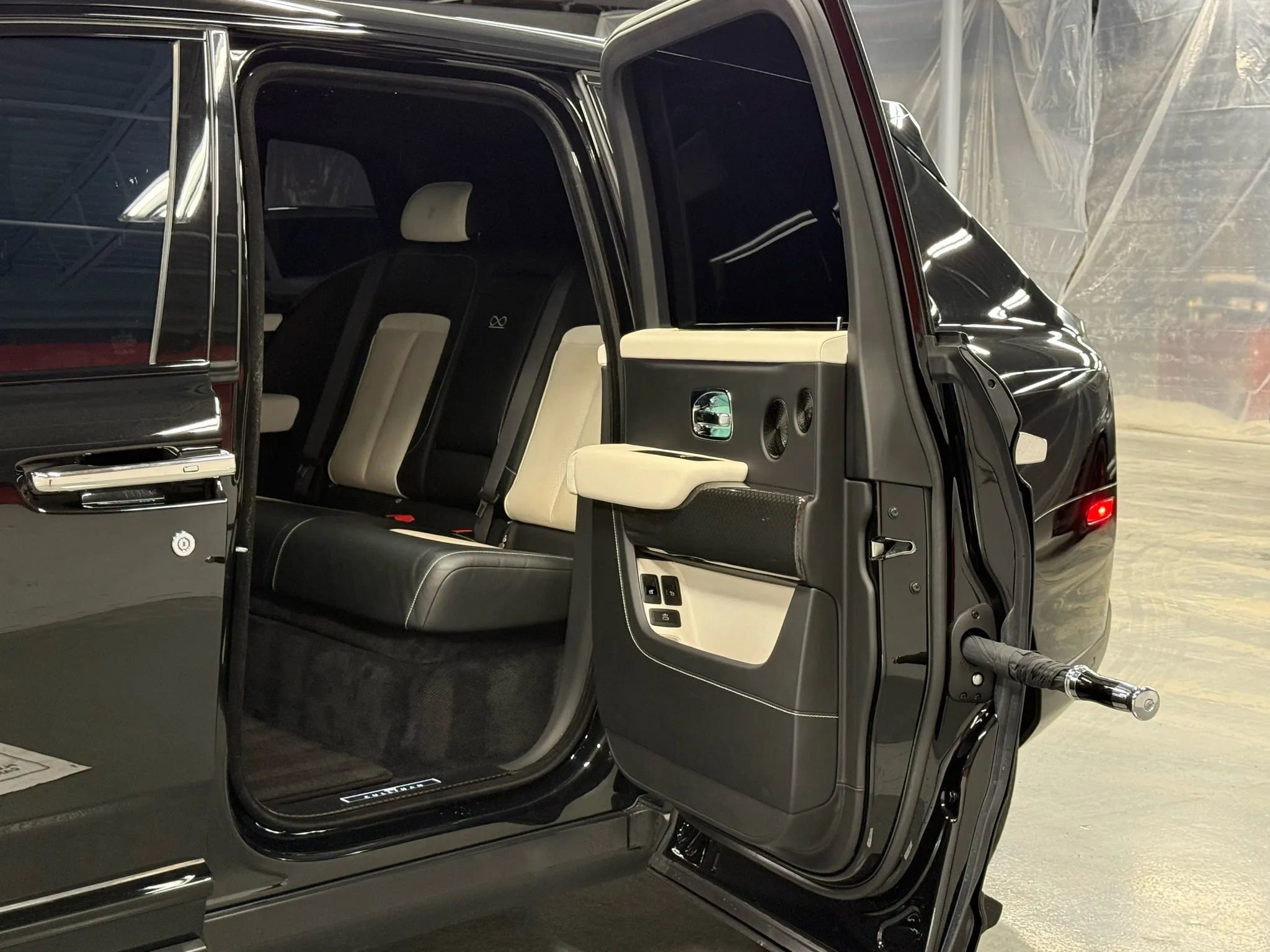 Used 2022 Rolls-Royce Cullinan Black Badge w/ Dark Exterior Package image 52