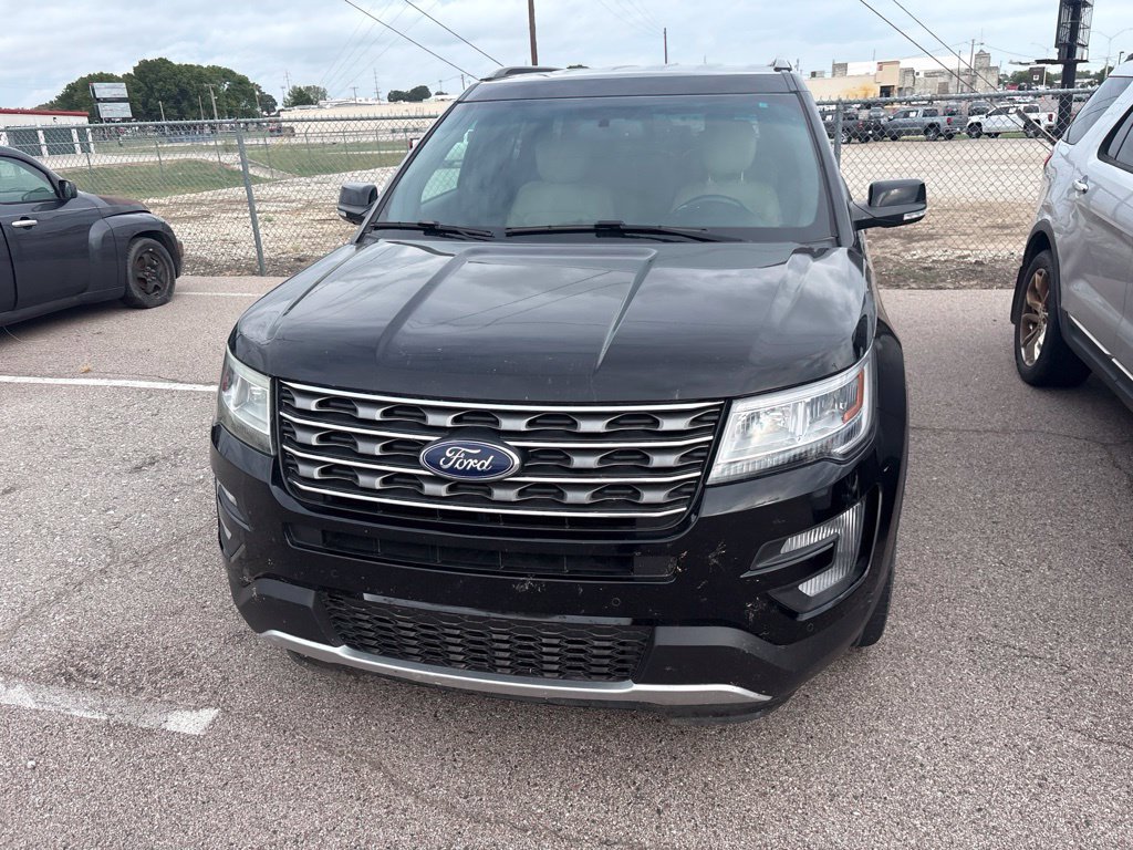 Used 2017 Ford Explorer XLT w/ Equipment Group 202A FWD image 4