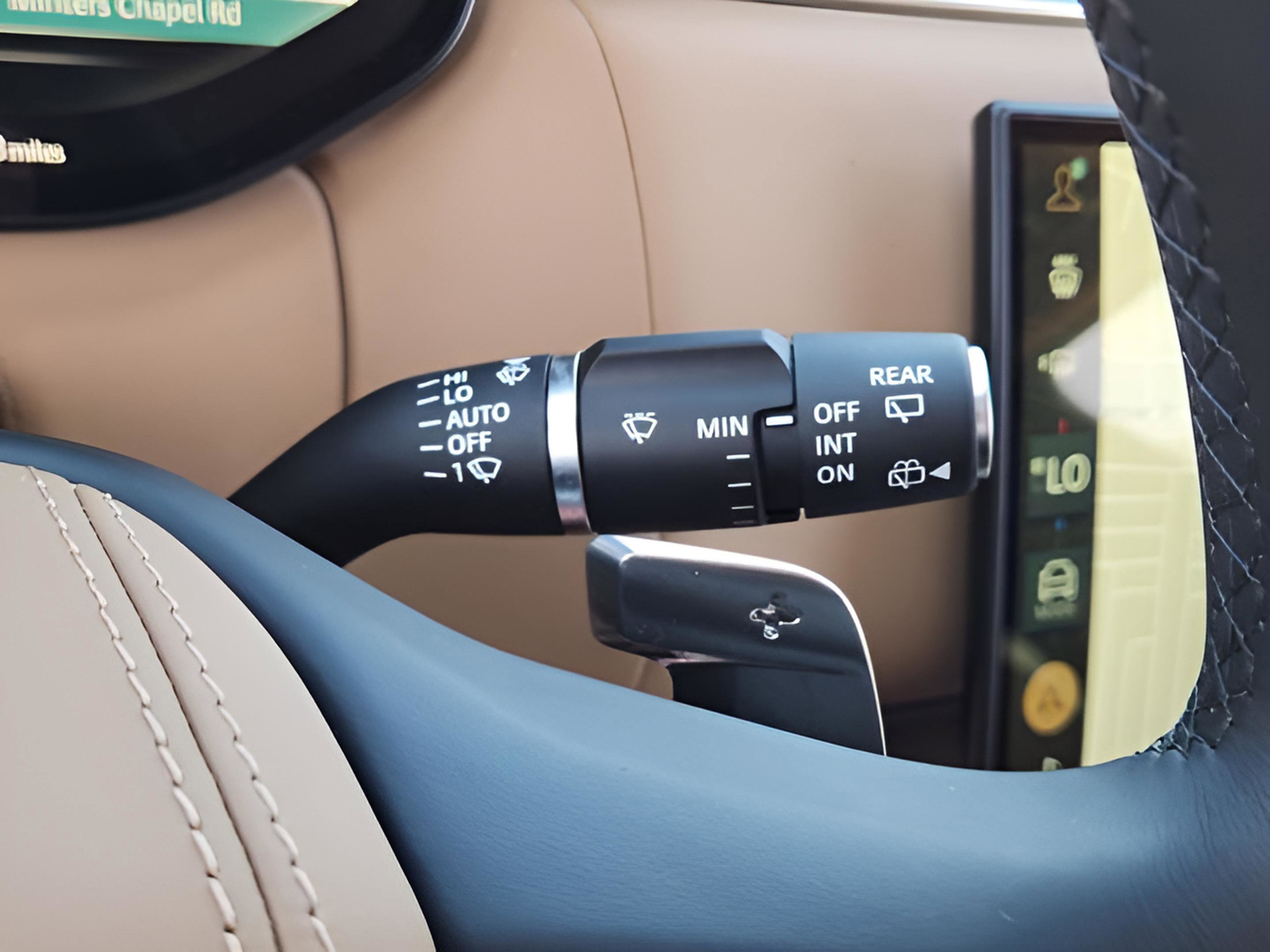 Certified 2025 Land Rover Range Rover SE image 28