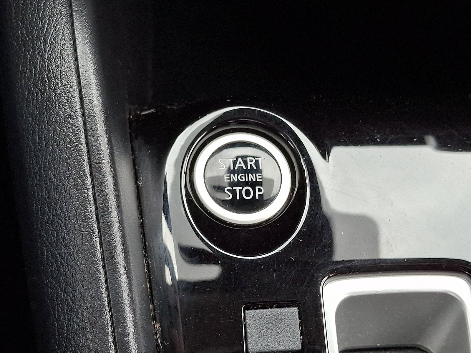 Used 2020 Nissan Versa SR w/ Convenience Package FWD image 25