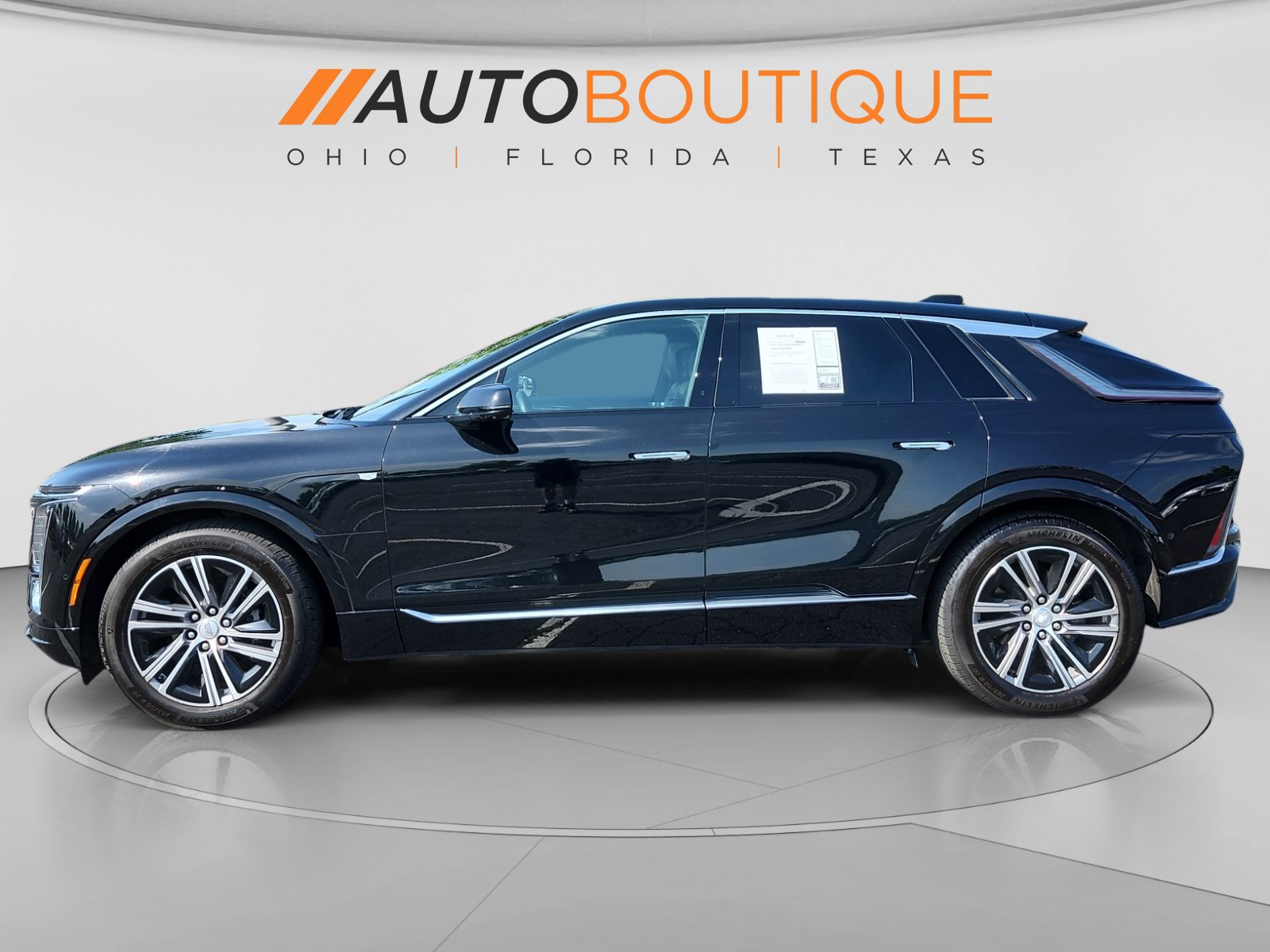 Used 2024 Cadillac Lyriq Luxury AWD/4WD image 2