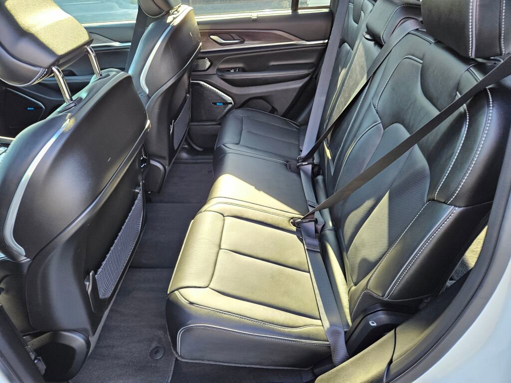 Used 2023 Jeep Grand Cherokee Overland w/ Luxury Tech Group IV image 15