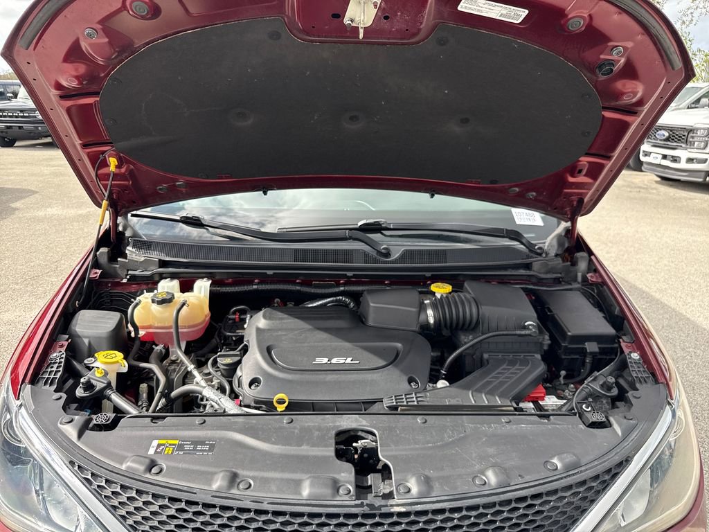 Used 2018 Chrysler Pacifica Touring-L image 27