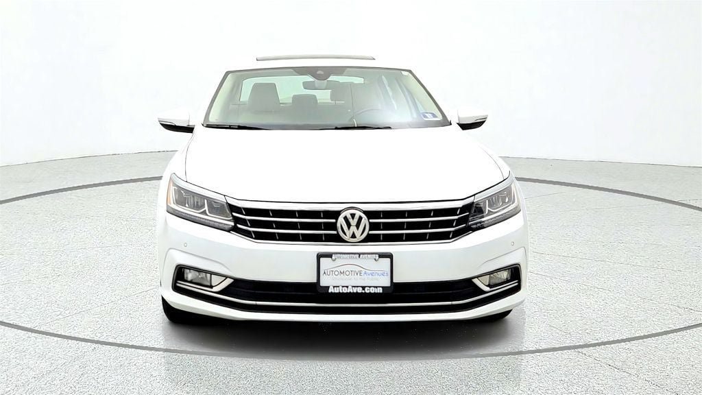 Used 2017 Volkswagen Passat 3.6 SEL Premium FWD image 2