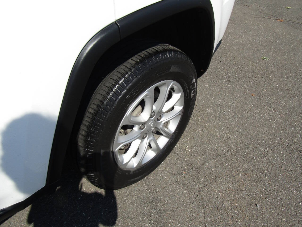Used 2021 Jeep Grand Cherokee Laredo AWD/4WD image 32
