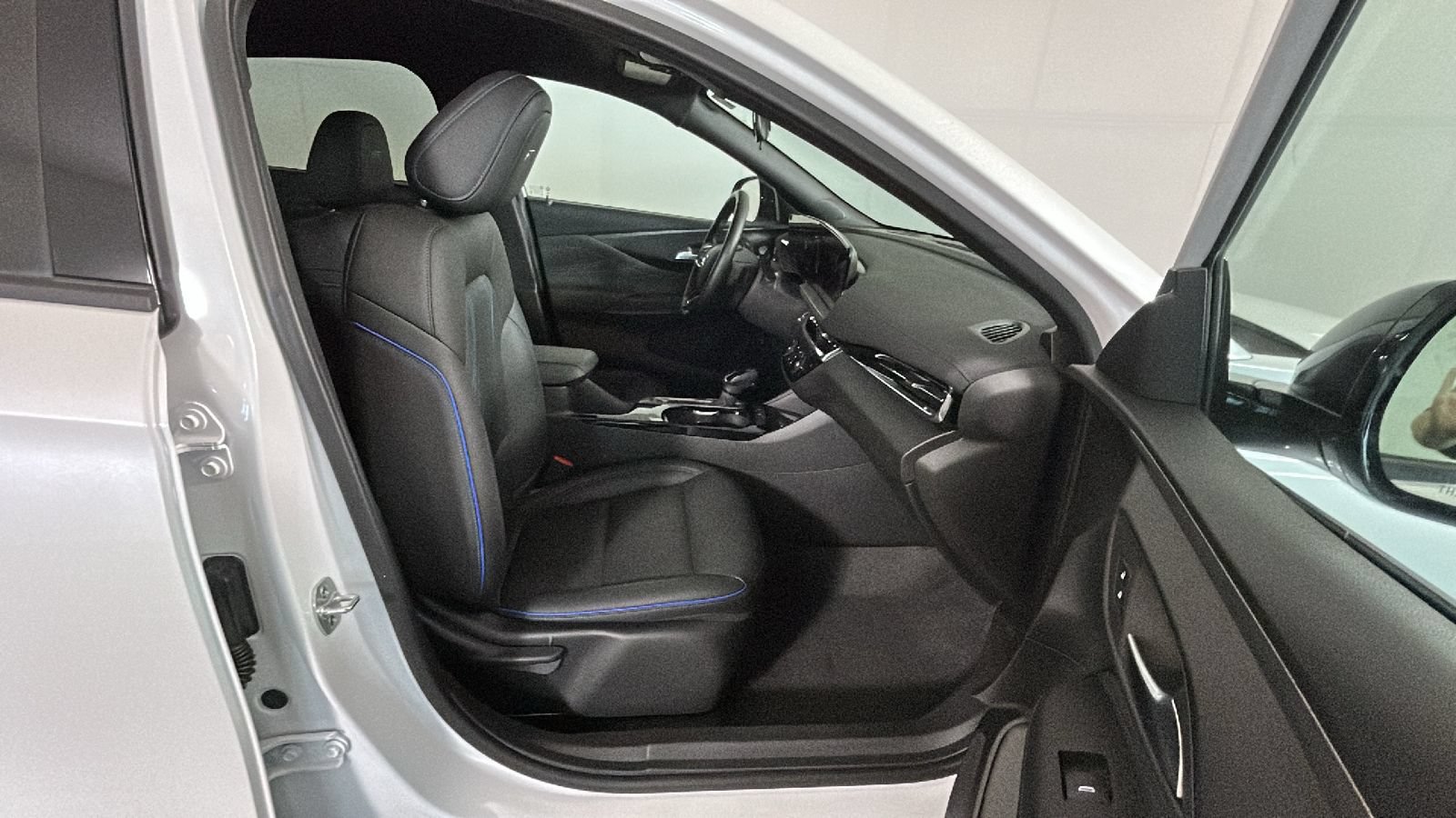 Used 2024 Buick Envista Sport Touring w/ Convenience I Package FWD image 36