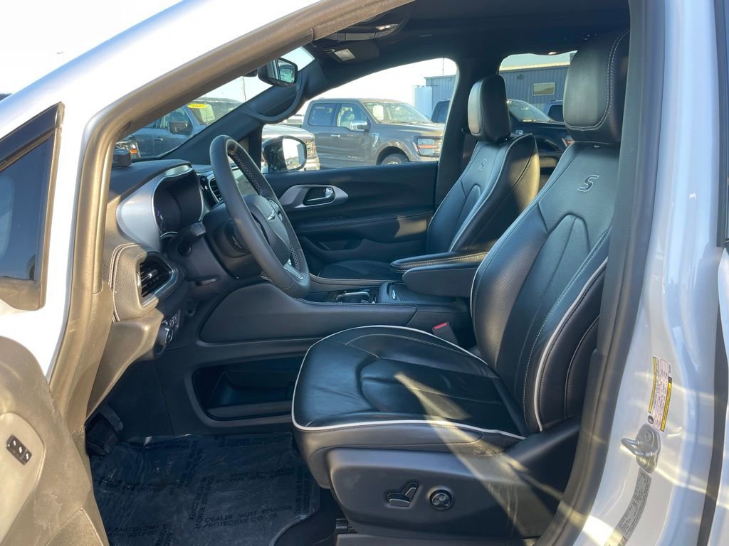 Used 2025 Chrysler Pacifica Limited image 7