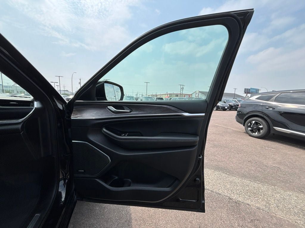 Used 2024 Jeep Grand Cherokee Overland AWD/4WD image 35