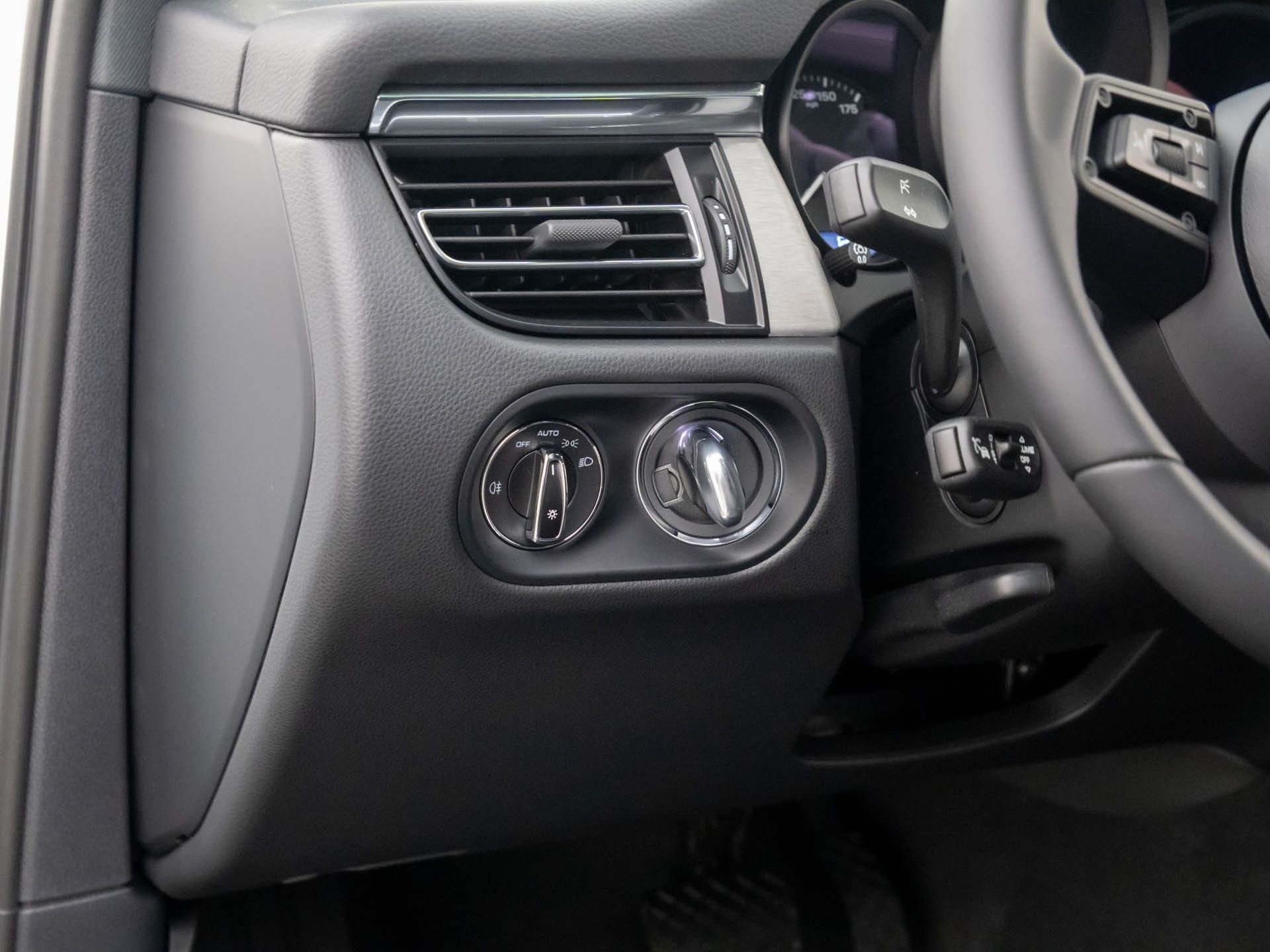 Certified 2026 Porsche Macan image 20