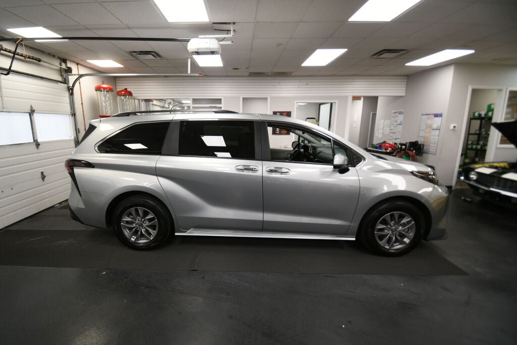 Certified 2024 Toyota Sienna XLE FWD image 8