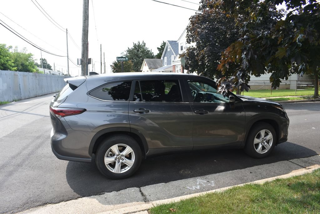 Used 2025 Toyota Highlander LE FWD image 4