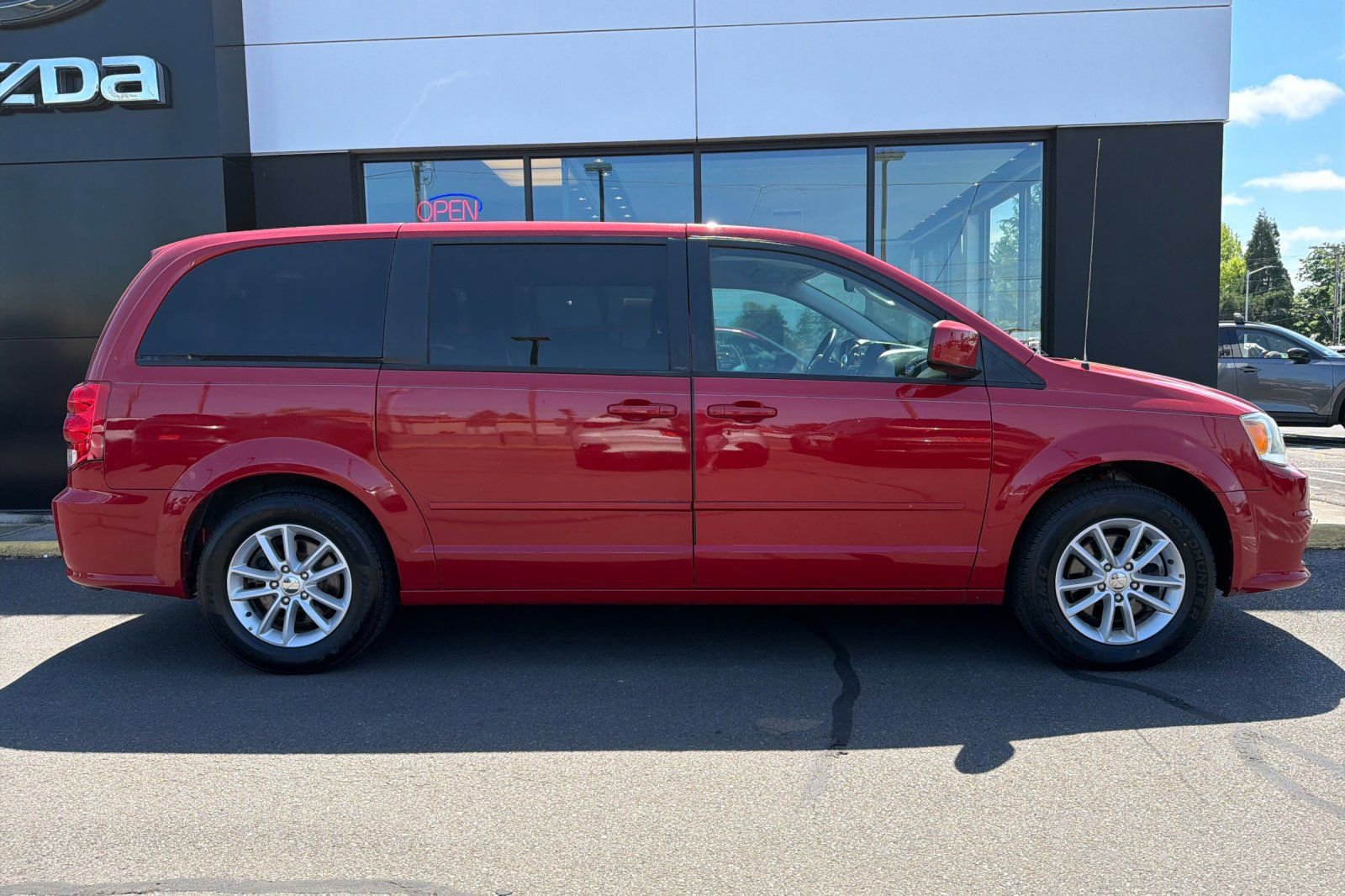 Used 2013 Dodge Grand Caravan SXT FWD image 3