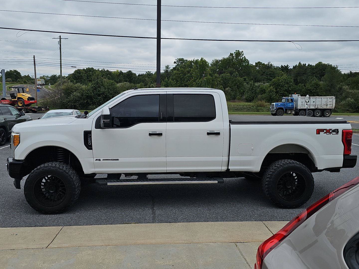 Used 2017 Ford F250 XLT w/ XLT Premium Package AWD/4WD image 4