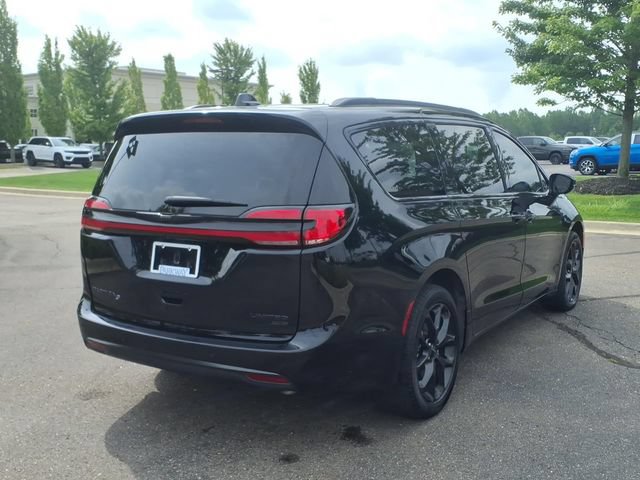 Certified 2024 Chrysler Pacifica Limited w/ S Appearance Package AWD/4WD image 4