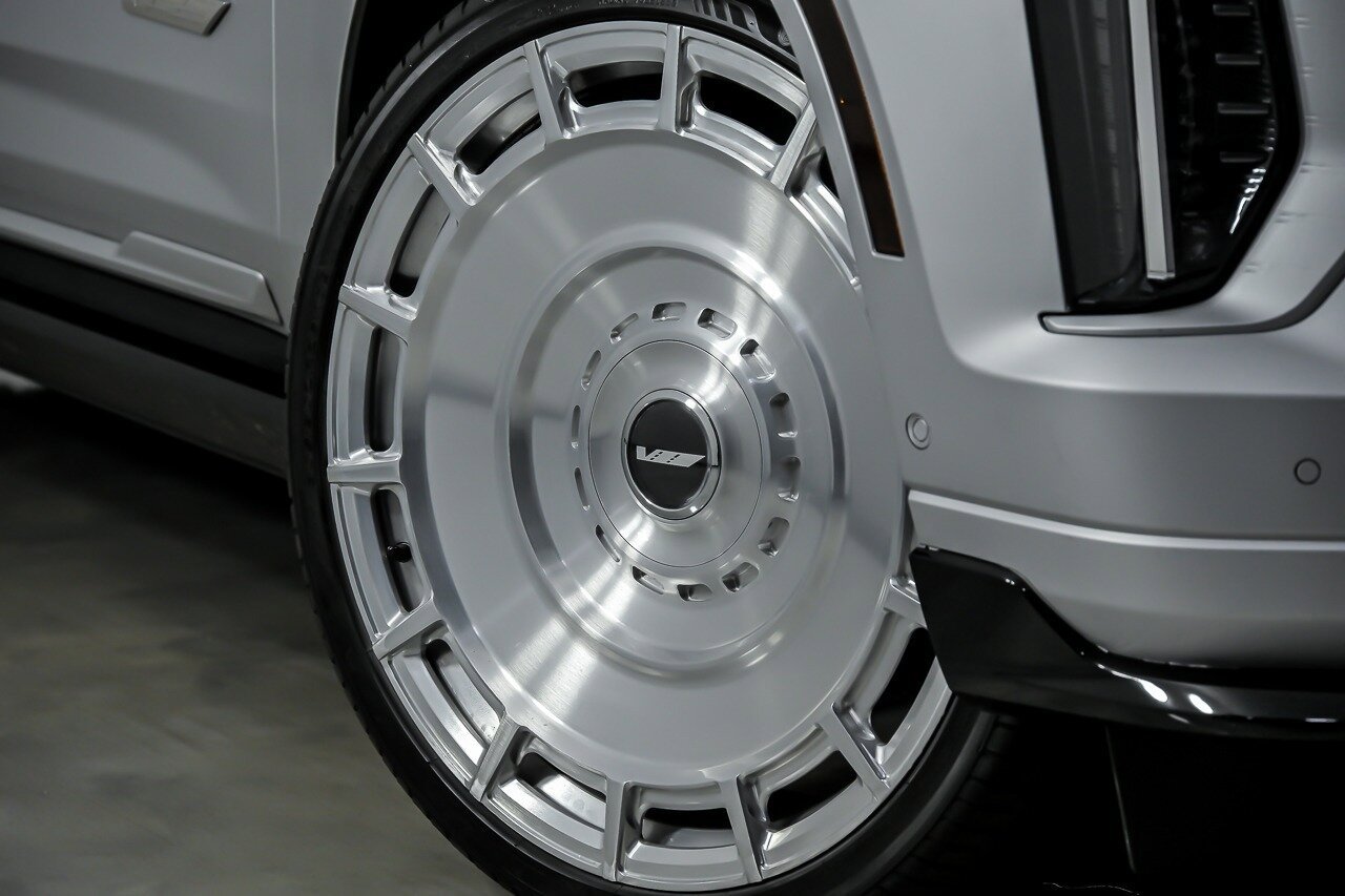 Used 2025 Cadillac Escalade ESV V AWD/4WD image 4