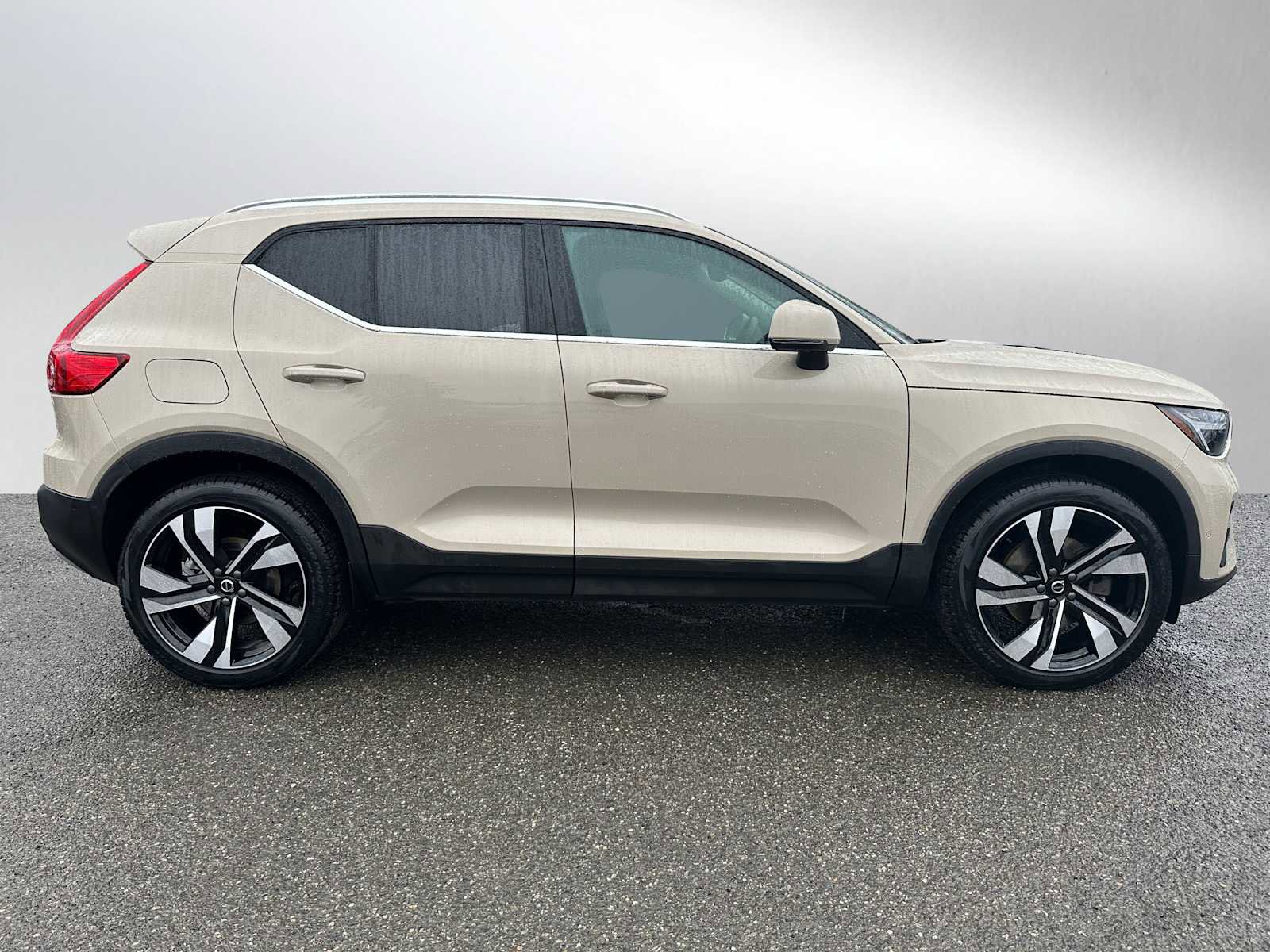 Used 2025 Volvo XC40 B5 Ultra w/ Climate Package image 2