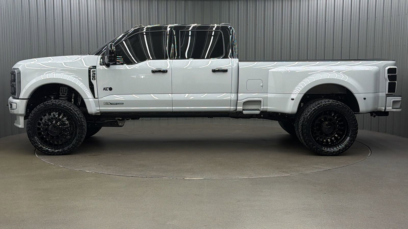 Used 2026 Ford F450 Platinum w/ Platinum Plus Package image 2