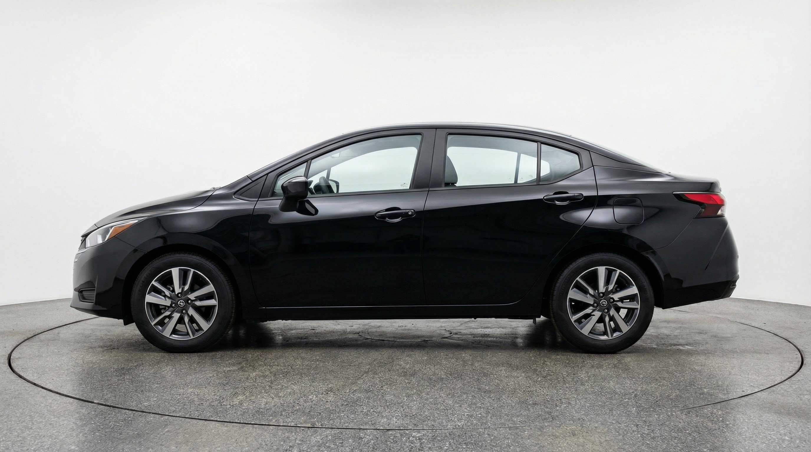 Used 2025 Nissan Versa SV FWD image 5