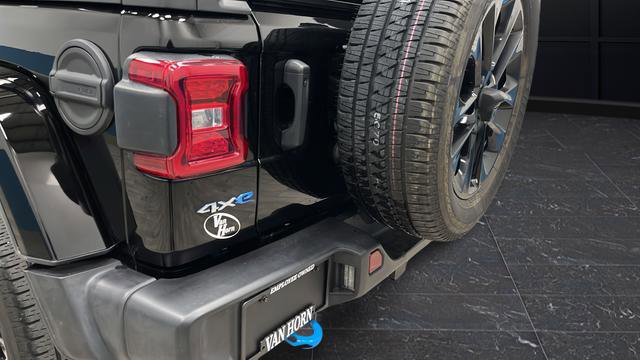 Used 2022 Jeep Wrangler Unlimited Sahara AWD/4WD image 38