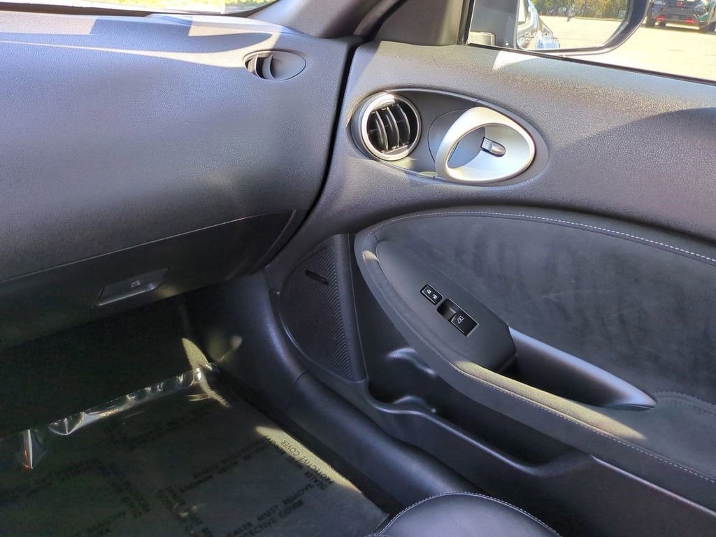 Used 2017 Nissan 370Z Touring image 15