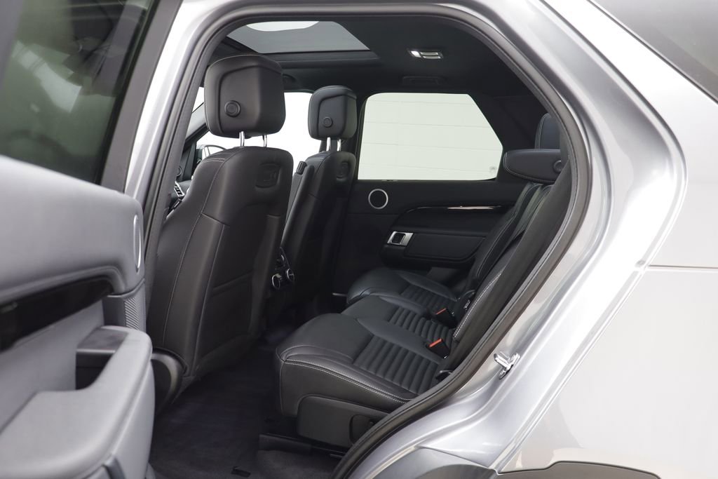 Used 2025 Land Rover Discovery S image 14