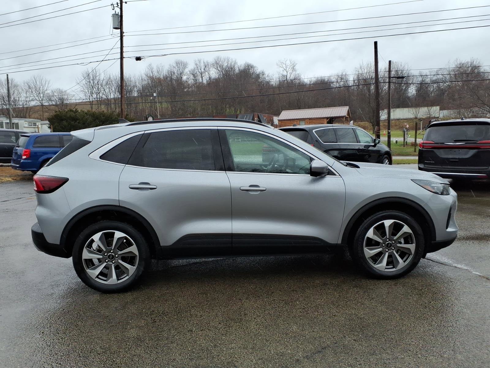 Used 2024 Ford Escape Platinum image 2