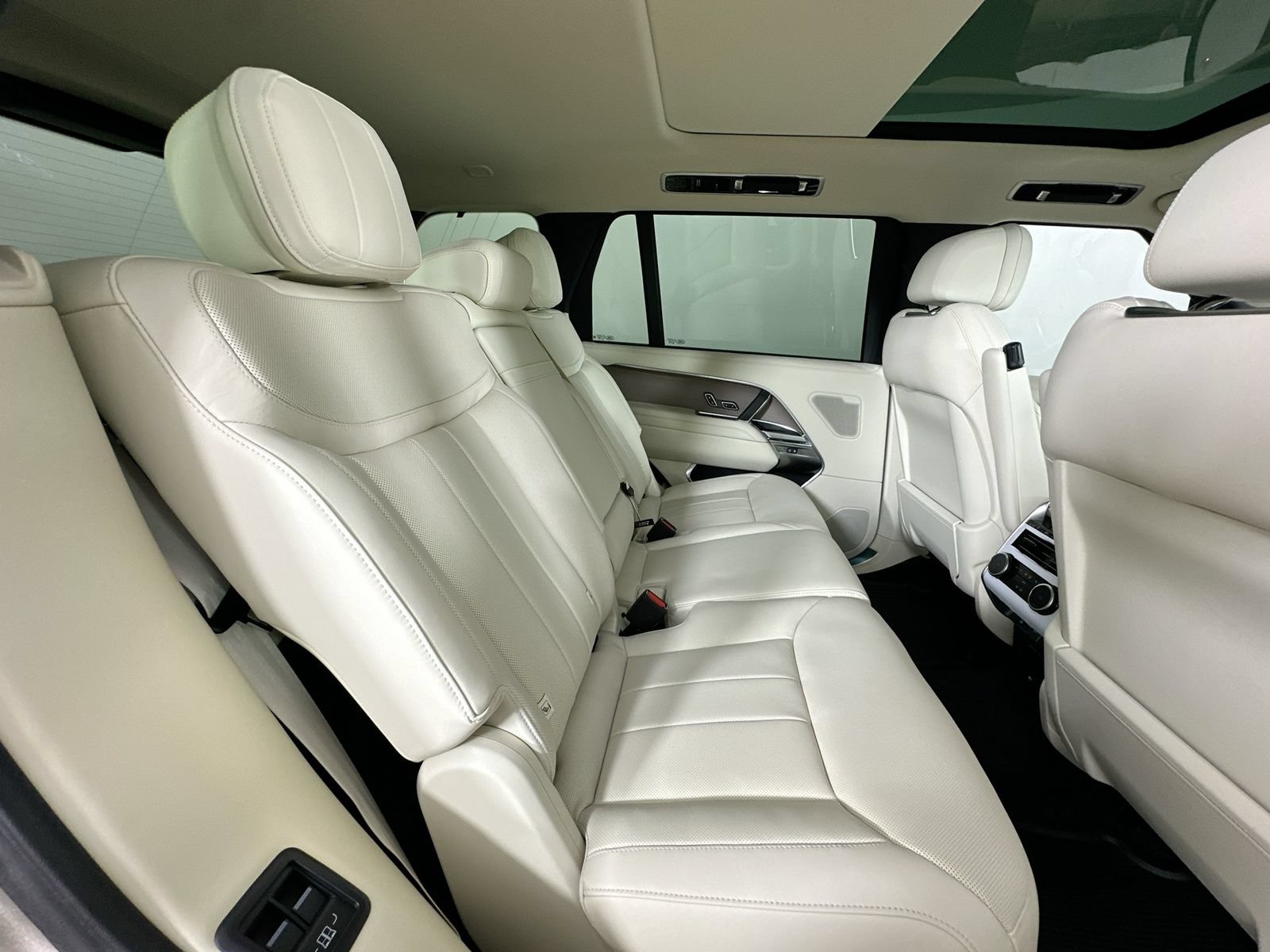 New 2026 Land Rover Range Rover Long Wheelbase SE AWD/4WD image 41