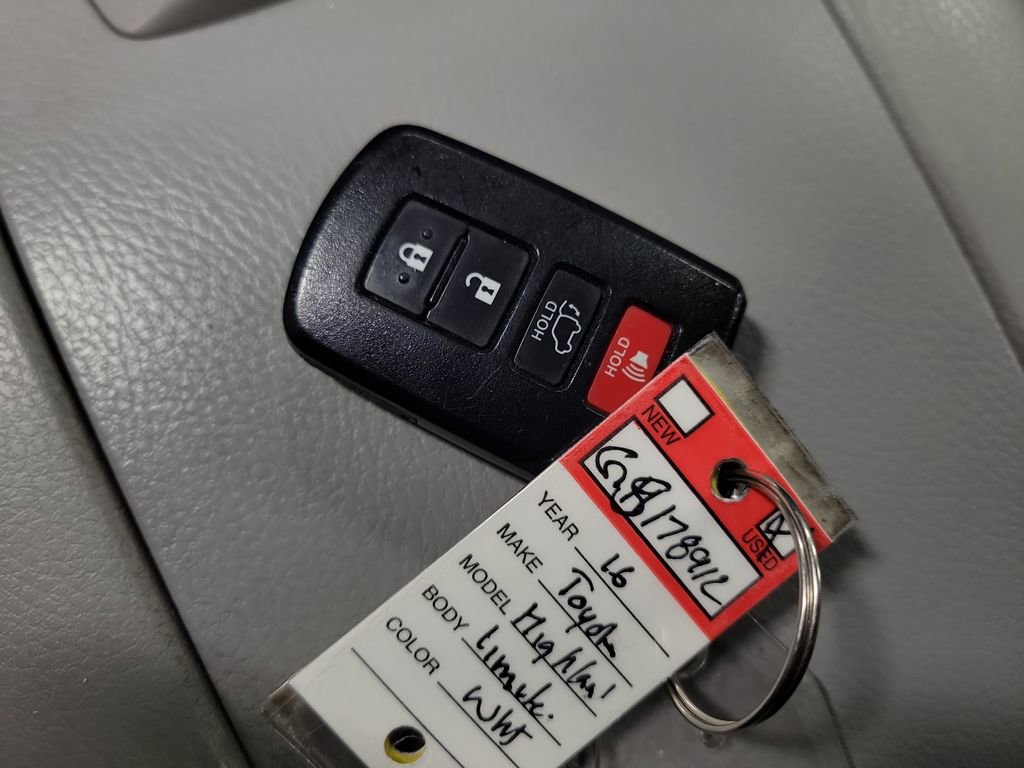 Used 2016 Toyota Highlander Limited image 16