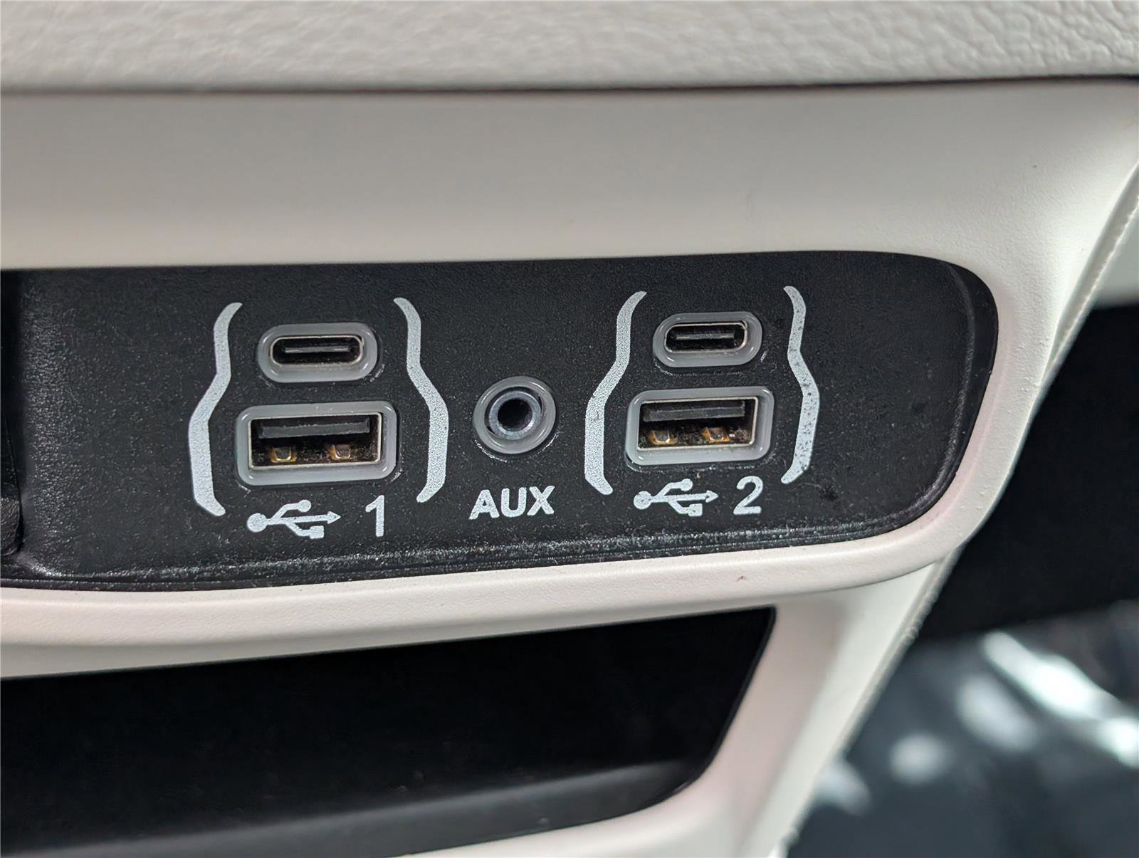 Used 2024 Chrysler Pacifica Touring-L image 24