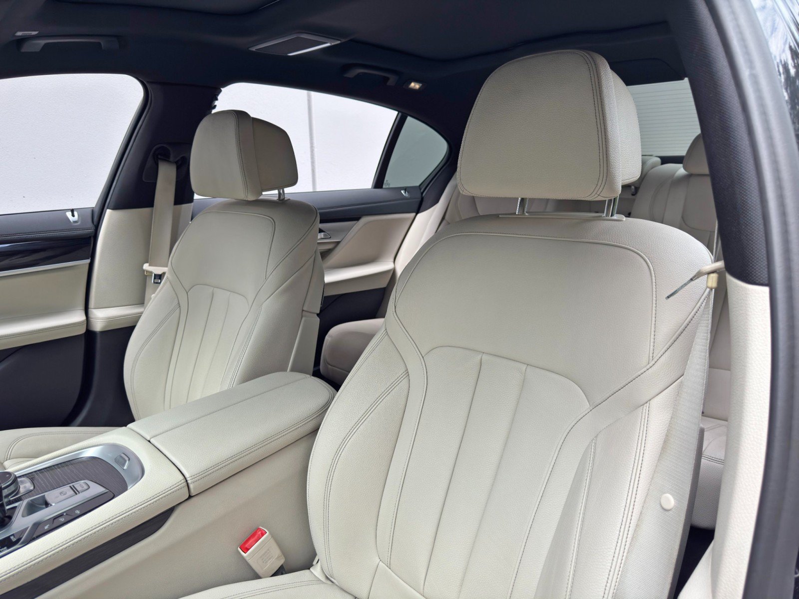 Used 2021 BMW 740i w/ M Sport Package RWD image 43