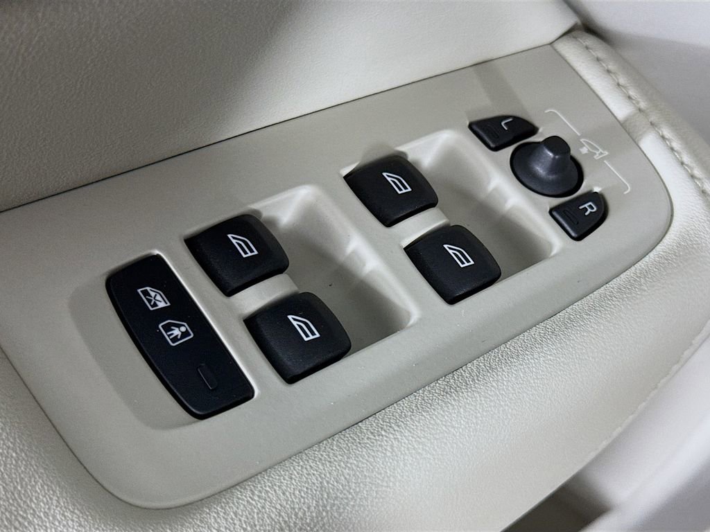 Used 2023 Volvo XC60 B5 Ultimate w/ Climate Package image 18
