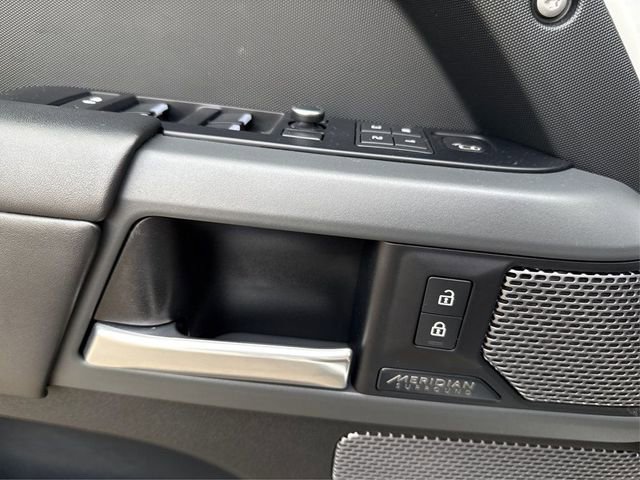 Used 2021 Land Rover Defender 110 X-Dynamic HSE image 16