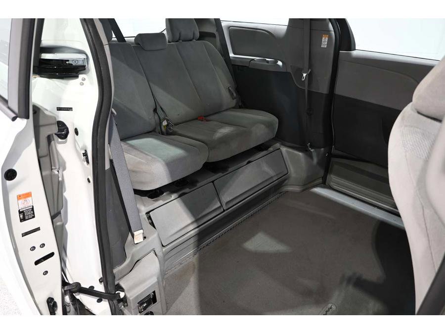 Used 2015 Toyota Sienna L FWD image 18
