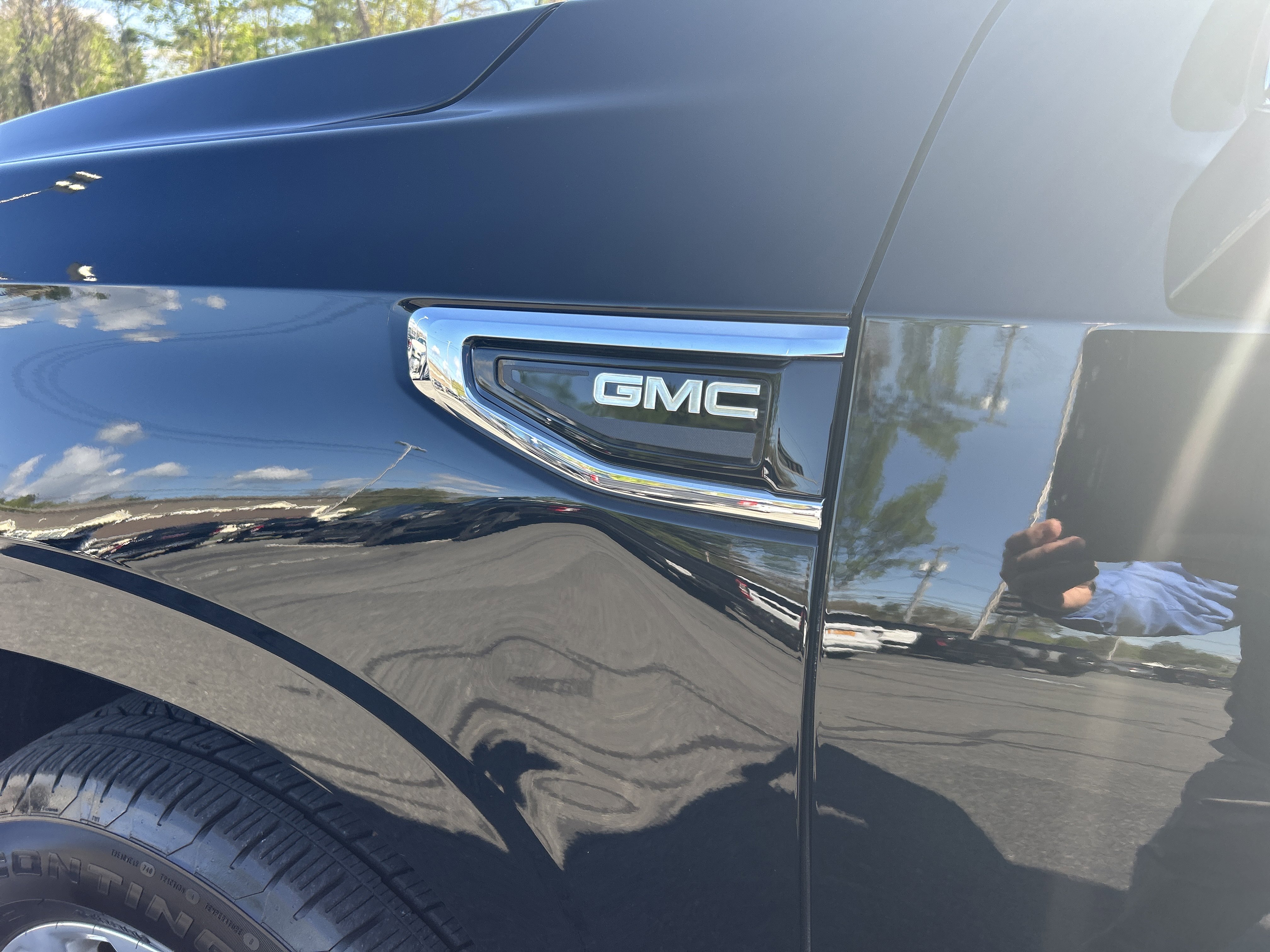 Certified 2021 GMC Yukon XL SLT w/ SLT Premium Package AWD/4WD image 3