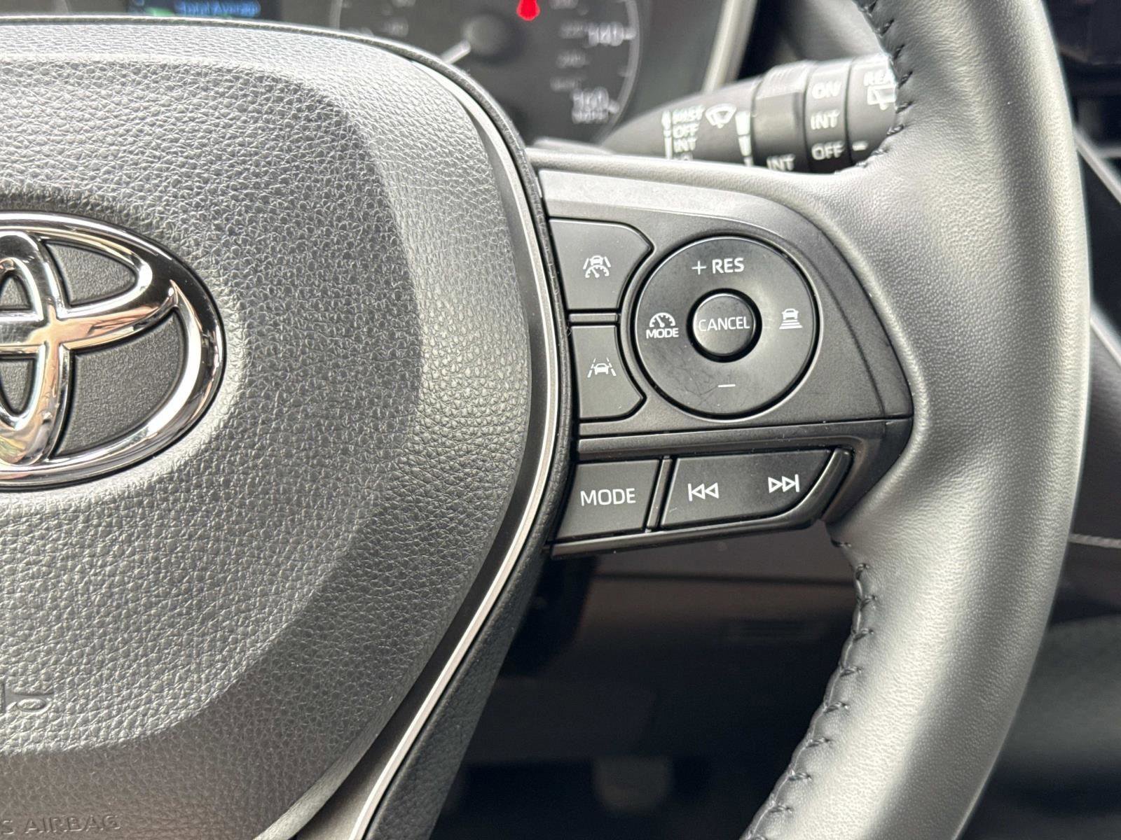 Used 2023 Toyota Corolla SE w/ SE Premium Package image 9