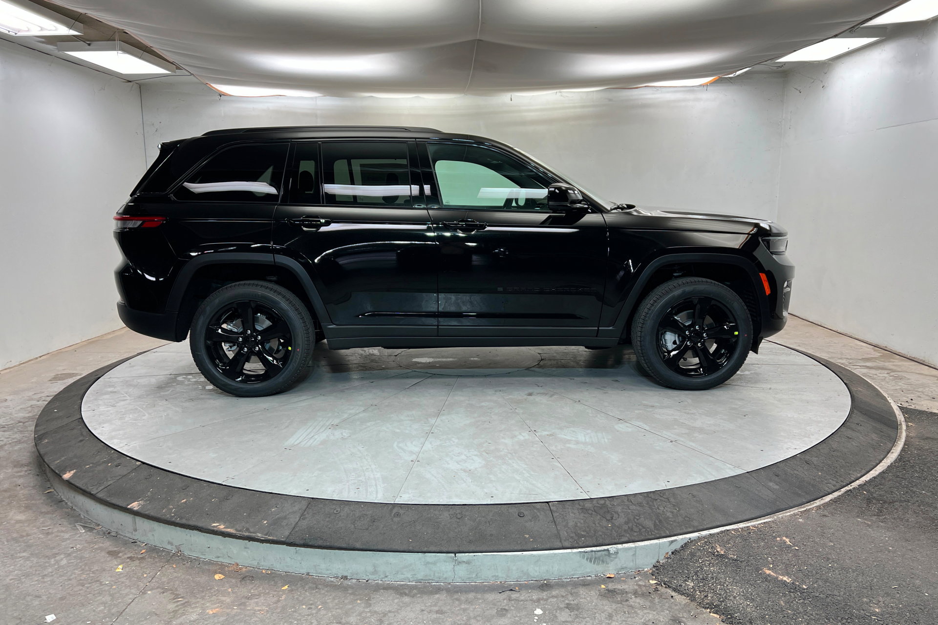 New 2025 Jeep Grand Cherokee Limited w/ Luxury Tech Group II AWD/4WD image 6
