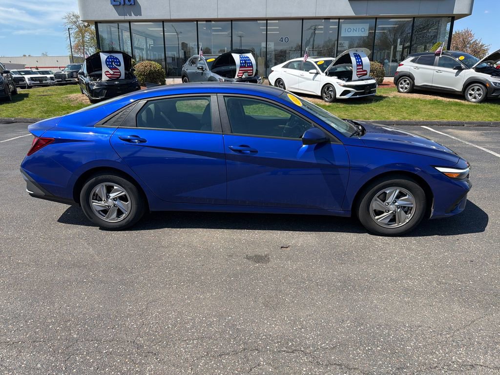 Used 2024 Hyundai Elantra SE FWD image 2