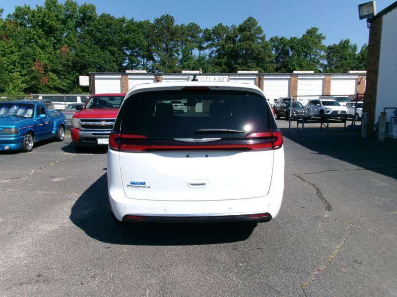 Used 2025 Chrysler Pacifica Select FWD image 7