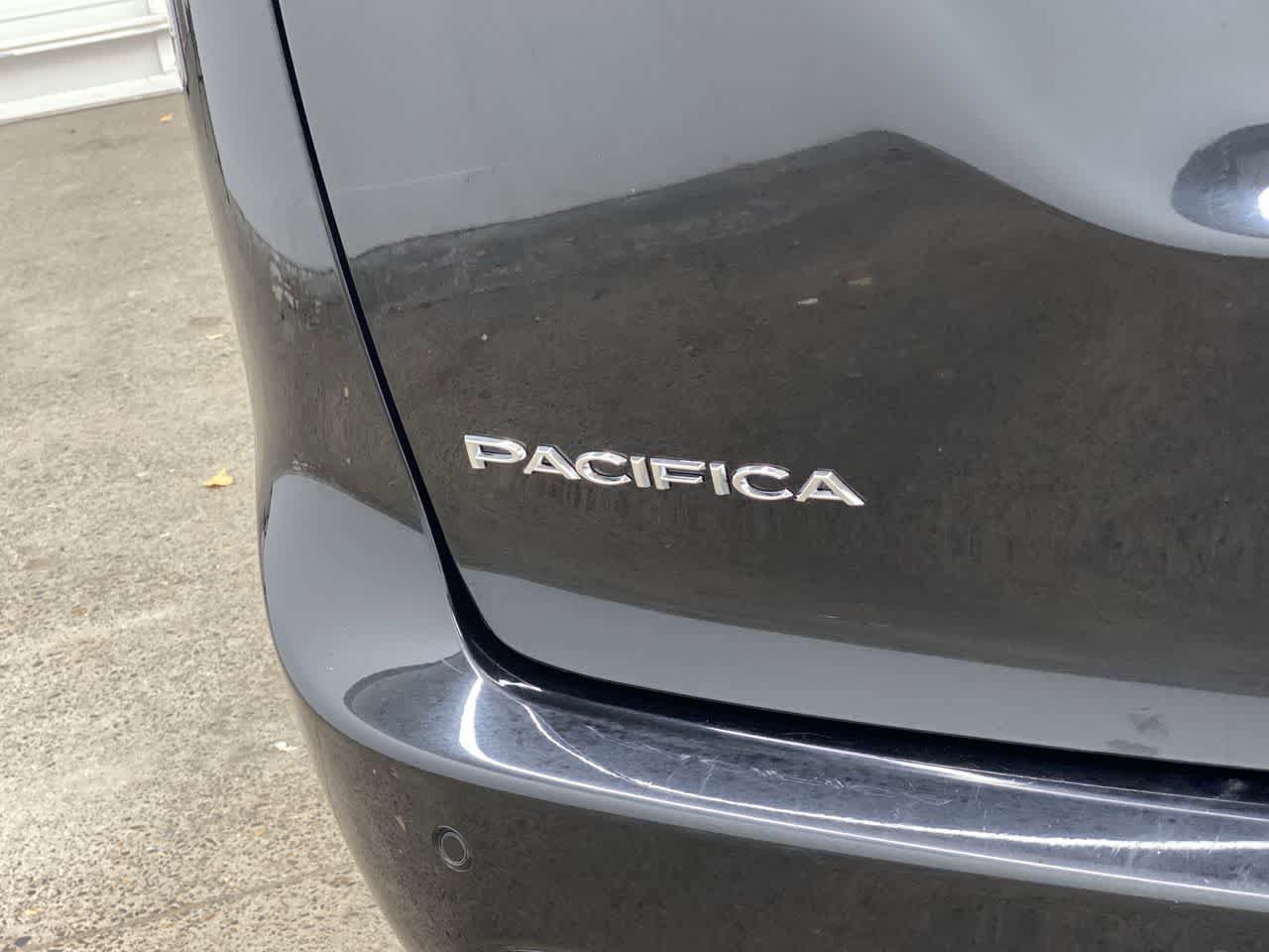 Used 2024 Chrysler Pacifica Touring-L FWD image 10